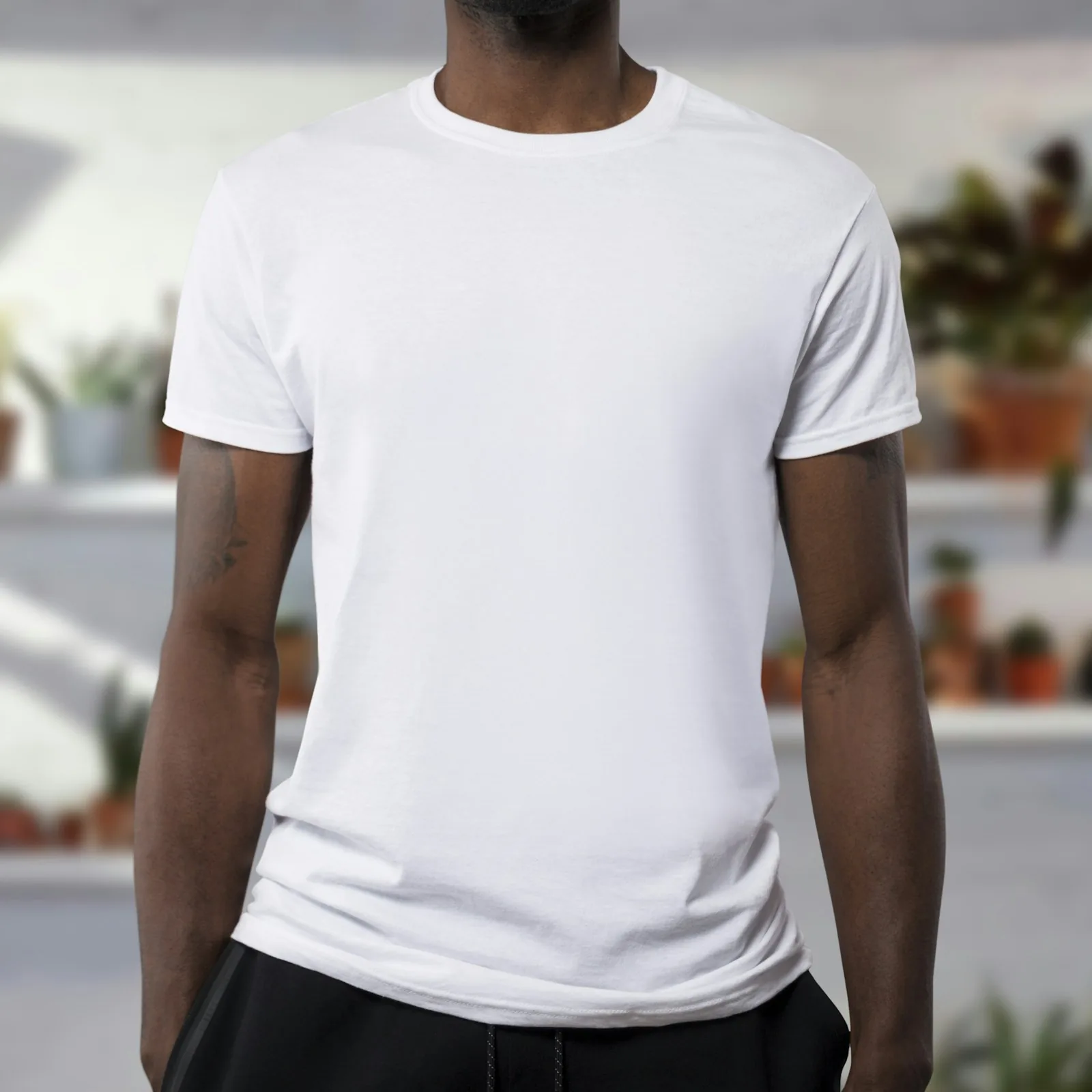 Kaos polos dengan potongan sederhana