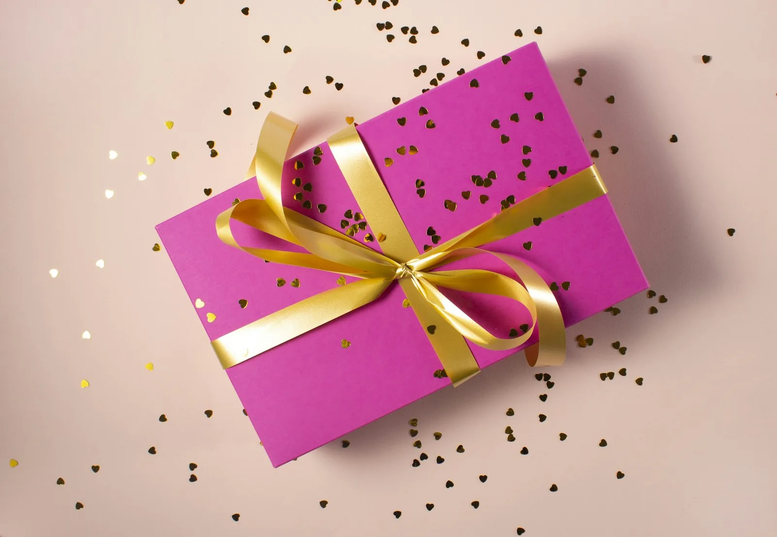 Hadiah dengan kemasan yang ditata rapi